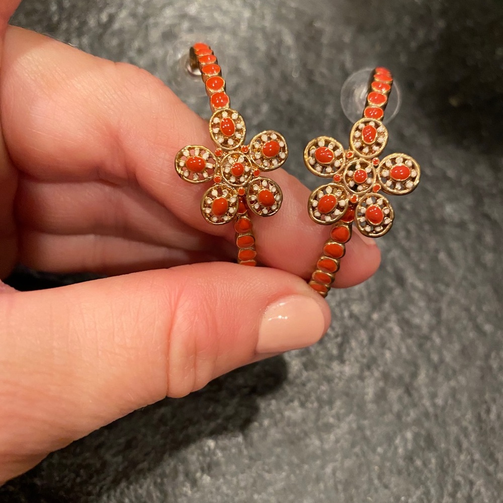 Stella & Dot coral enamel hoop earrings gold EUC